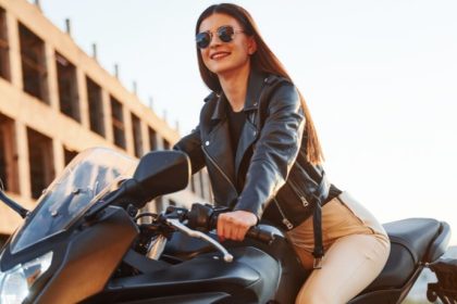 Teciomar Ábila revela como o motociclismo feminino está ganhando força e transformando a presença das mulheres nas estradas.