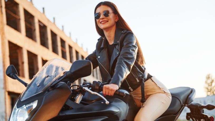 Teciomar Ábila revela como o motociclismo feminino está ganhando força e transformando a presença das mulheres nas estradas.
